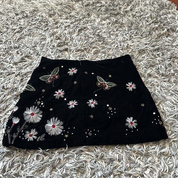 🔥SEND OFFERS🔥 NWOT ZARA Embroidered Black Velvet Skirt - Picture 6 of 8